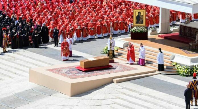 Más de 250,000 fieles y líderes del mundo despidieron al pontífice, quien descansa ya en Santa María la Mayor, bajo el manto de la Virgen que tanto amó.