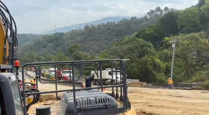 Cuadrilla del Ministerio de Obras Públicas y Transporte (MOPT) trabajan en la remoción de escombros tras el deslizamiento de tierra.