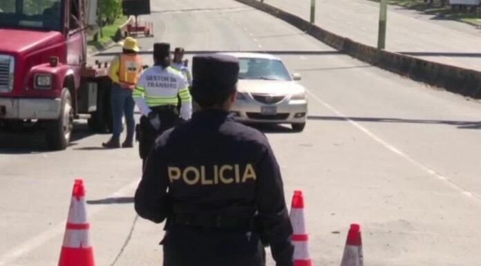El paso vehicular en el tramo Los Chorros permanece restringido, mientras las autoridades trabajan en la remoción de escombros tras el deslizamiento de tierra ocurrido el sábado.