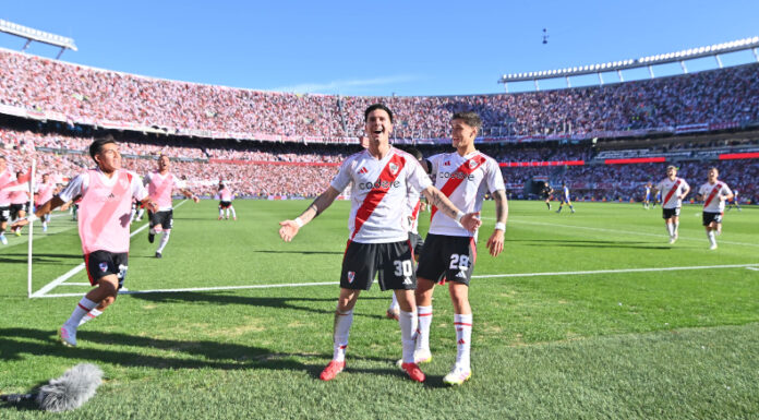 River Plate derrotó con un golazo de tiro libre en el estadio Monumental a Boca Juniors en el “Superclásico” del fútbol argentino.