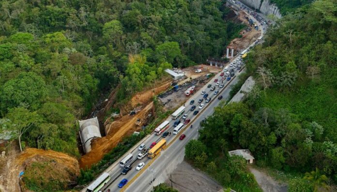 Autoridades de Obras Públicas habilitaron el paso, en ambos sentidos, en la carretera Panamericana, tramo Los Chorros.