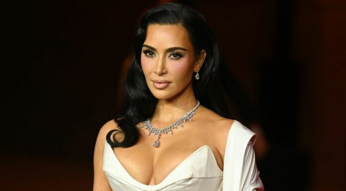 Casi ocho años después del dramático asalto a Kim Kardashian durante la Semana de la Moda de París, el proceso judicial inicia en medio de gran expectación mediática y múltiples interrogantes.