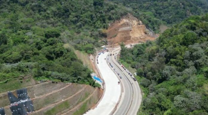 El paso vehicular en la carretera Los Chorros está cerrado por completo, por lo que se han habilitado rutas alternas.