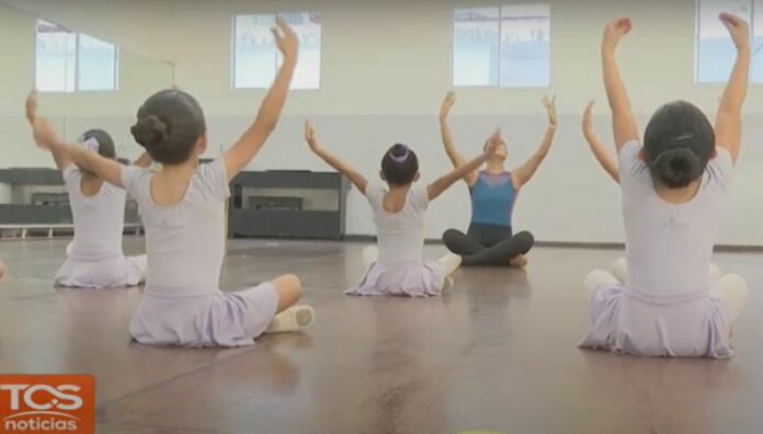 ¿Cuáles son los beneficios del ballet La práctica del ballet permite reforzar el autoestima y confianza desde la niñez, según expertos en salud mental.