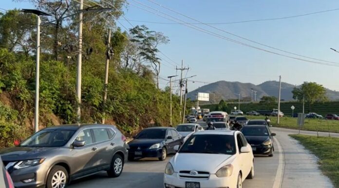 Desde tempranas horas se ha registrado fuerte carga vehicular en los puntos de entrada y salida del Área Metropolitana de San Salvador.