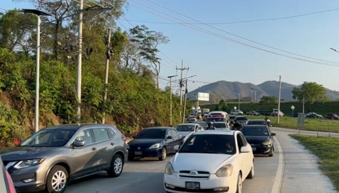Tráfico complicado en rutas alternas tras el cierre de la carretera Los Chorros Desde tempranas horas se ha registrado fuerte carga vehicular en los puntos de entrada y salida del Área Metropolitana de San Salvador.