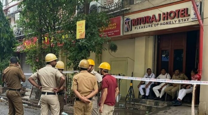 Un voraz incendio consumió un hotel en la ciudad de Calcuta, India, cobrando la vida de al menos 15 personas.