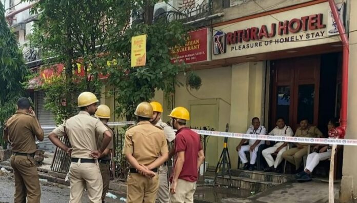 Al menos 15 personas mueren en incendio en un hotel de India Un voraz incendio consumió un hotel en la ciudad de Calcuta, India, cobrando la vida de al menos 15 personas.