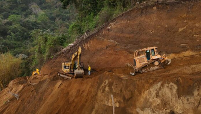 MOPT estabilizará taludes para habilitar paso en Los Chorros Entre los trabajos que realizarán en la carretera de Los Chorros, el MOPT indicó que se realizarán anclajes activos y “pasos arenosos” en los taludes.