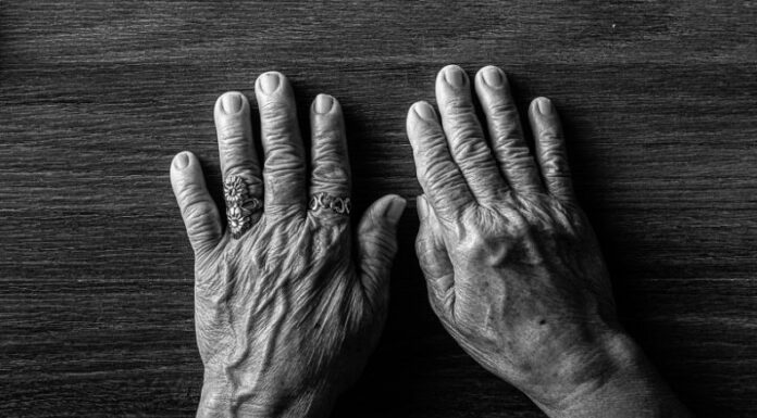 El envejecimiento poblacional avanza en El Salvador y el mundo, planteando desafíos urgentes para los sistemas de pensiones, salud y cuidado.