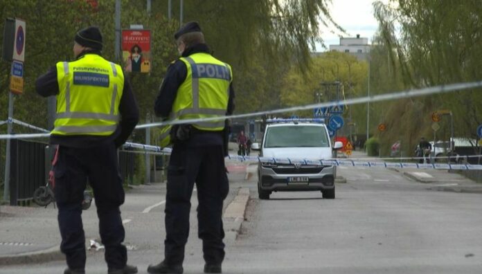 Detienen a adolescente acusado de asesinar a jóvenes en Suecia Desde hace varios años, Suecia intenta poner fin a una oleada de tiroteos y ataques con artefactos explosivos perpetrados por bandas rivales.