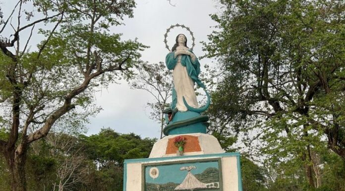 Los izalqueños veneran a la Virgen de la lava, a quien atribuyen haber detenido la lava que amenazaba con destruir el pueblo.
