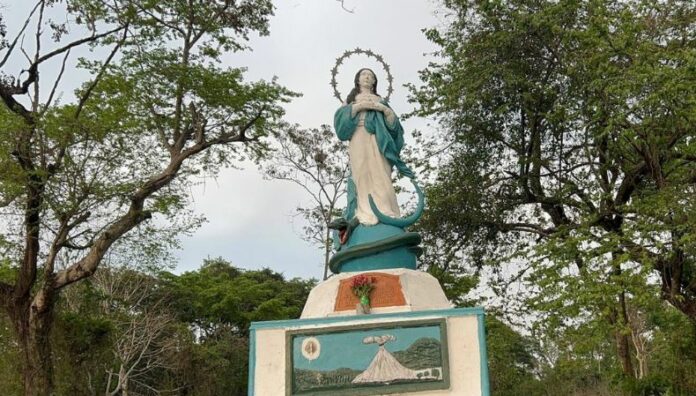 La Virgen de la Lava un símbolo de fe en Izalco Los izalqueños veneran a la Virgen de la lava, a quien atribuyen haber detenido la lava que amenazaba con destruir el pueblo.