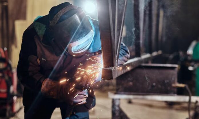 Obrero salvadoreño el 1 de mayo El 1 de mayo se estableció como día del trabajo en 1919 en Francia, pero en El Salvador, primero se aprobaron varias leyes laborales y fue asueto hasta 1967.