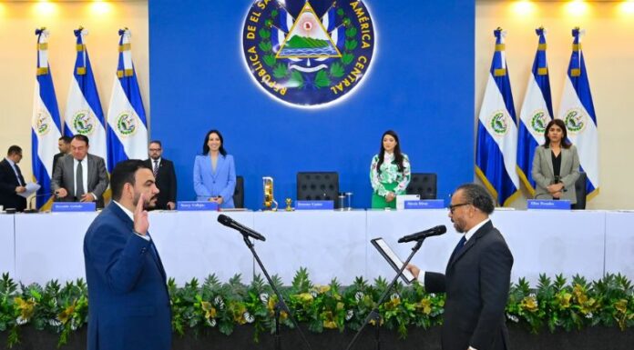 Con 57 votos a favor y 3 en contra, la Asamblea Legislativa juramentó a René Escobar para un nuevo período como Procurador General.