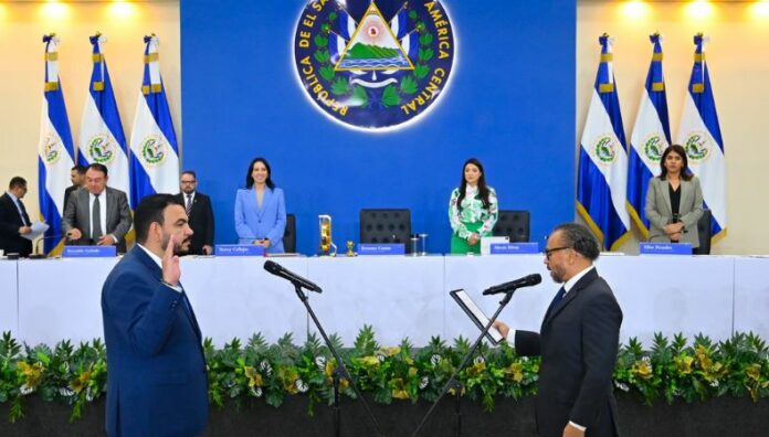 René Escobar es reelecto como Procurador General de la República Con 57 votos a favor y 3 en contra, la Asamblea Legislativa juramentó a René Escobar para un nuevo período como Procurador General.