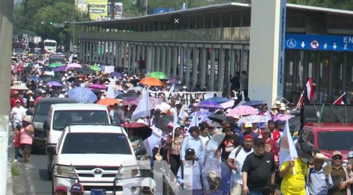 La marcha del Día del Trabajo este 1 de mayo partió desde la Plaza Divino Salvador del Mundo hacia el Centro Histórico.