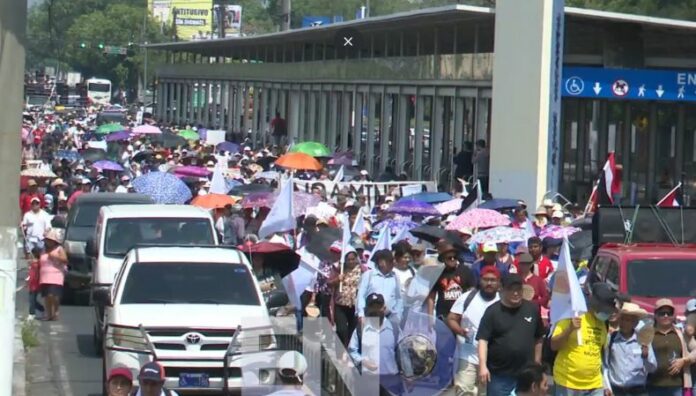 Marcha del día del trabajo con sindicatos, estudiantes y organizaciones sociales La marcha del Día del Trabajo este 1 de mayo partió desde la Plaza Divino Salvador del Mundo hacia el Centro Histórico.