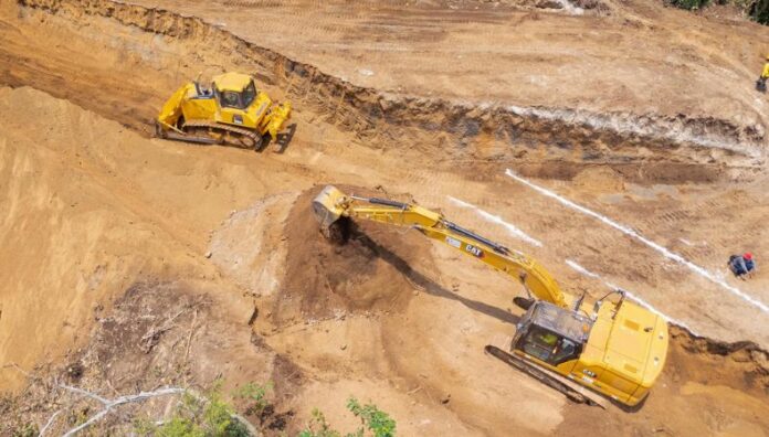 MOPT avanza en estabilización de taludes en carretera Los Chorros El ministro aseguró que ya se despejaron los derrumbes, pero se mantienen los trabajos para evitar más deslizamientos en Los Chorros.