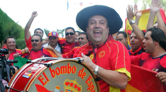 Manolo estuvo presente en diez fases finales de la Copa del Mundo y 8 Eurocopas apoyando a la selección española.