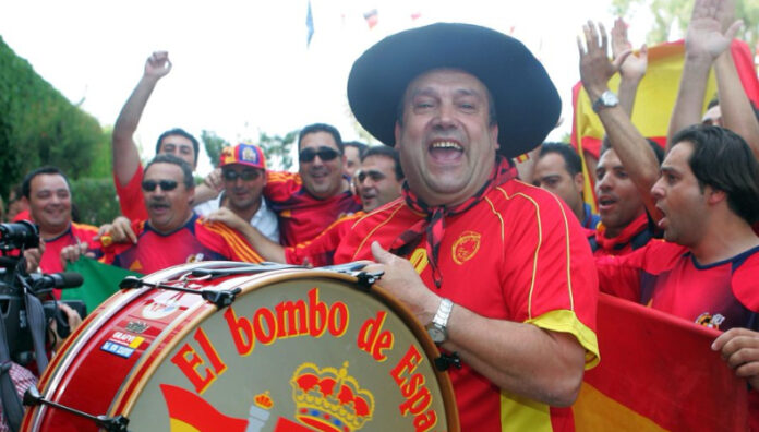 Manolo El del Bombo Manolo estuvo presente en diez fases finales de la Copa del Mundo y 8 Eurocopas apoyando a la selección española.
