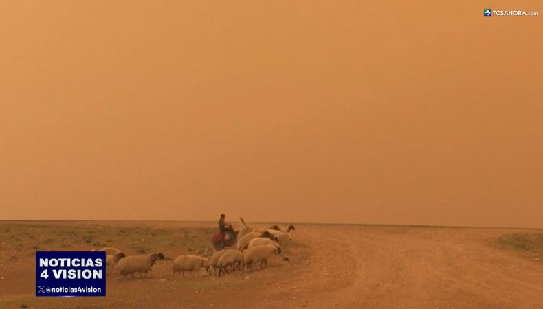 Una fuerte tormenta de arena tiñó completamente de naranja los cielos de algunos países de Medio Oriente, como Siria e Irak.