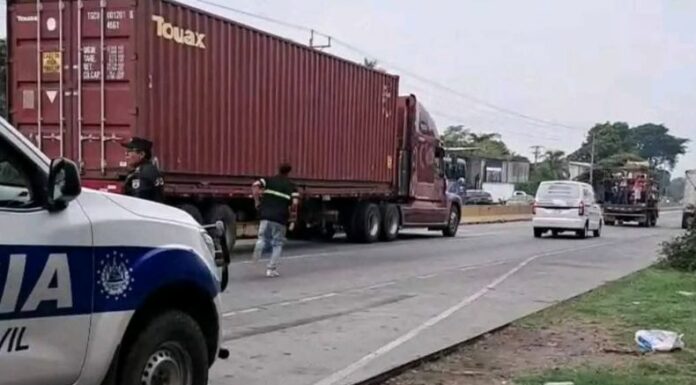 El conductor de una rastra fue detenido por agentes policiales en la carretera que conduce de Acajutla hacia Sonsonate.