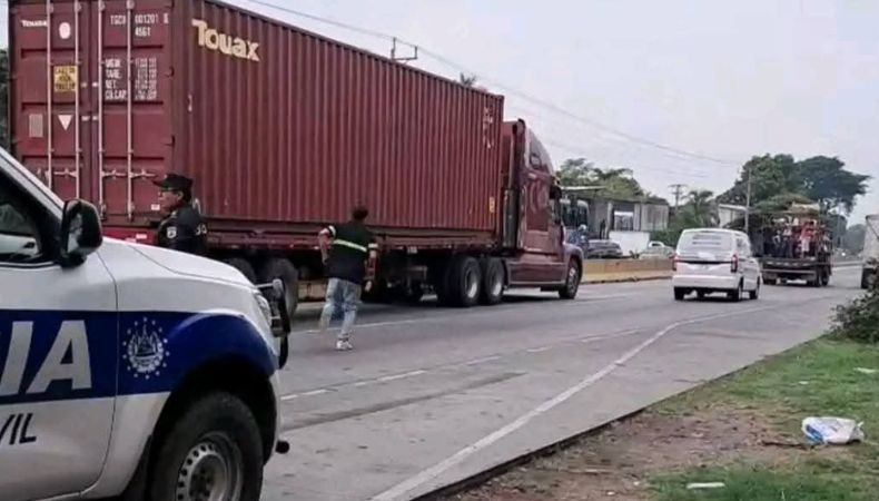El conductor de una rastra fue detenido por agentes policiales en la carretera que conduce de Acajutla hacia Sonsonate.