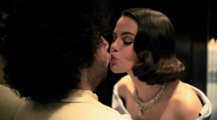 Selena confesó que sufrió una inusual reacción en la piel tras besar por primera vez a Benny Blanco durante una cita con juego de cartas.