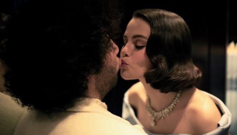 Selena confesó que sufrió una inusual reacción en la piel tras besar por primera vez a Benny Blanco durante una cita con juego de cartas.