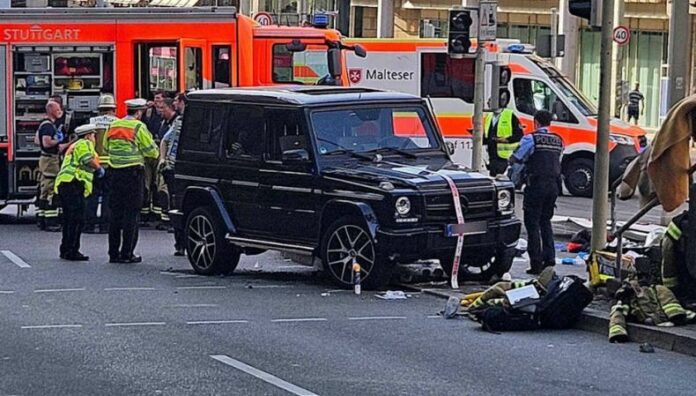 Al menos ocho heridos tras atropello masivo en Stuttgart, Alemania Un auto embistió a un grupo de personas en la zona céntrica de Olgaeck, Stuttgart, en el sur de Alemania.