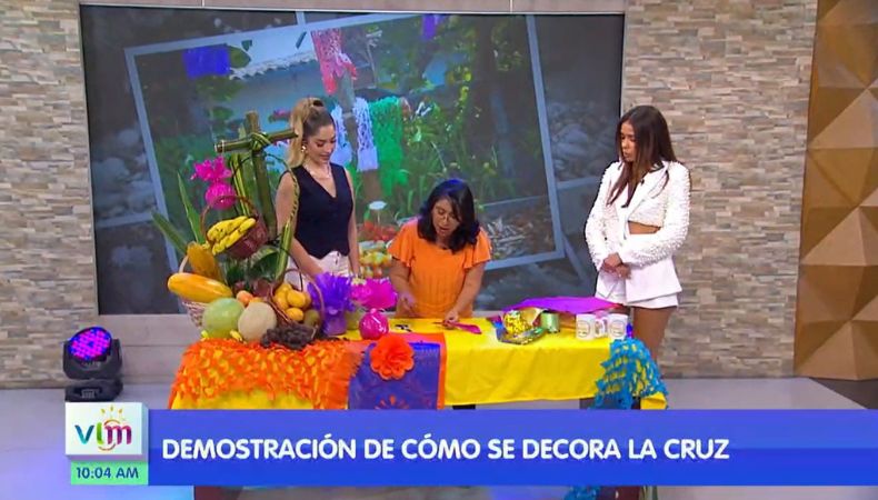 La diseñadora floral Ana María de Martínez compartió en Viva la Mañana cómo elaborar una cruz llena de color, simbolismo y tradición para celebrar el Día de la Cruz.