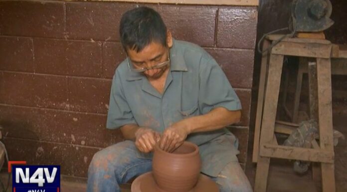 Roberto no solo ha encontrado una forma de ganarse la vida como artesano, sino también de compartir sus conocimientos con otros.