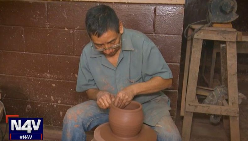 Roberto no solo ha encontrado una forma de ganarse la vida como artesano, sino también de compartir sus conocimientos con otros.