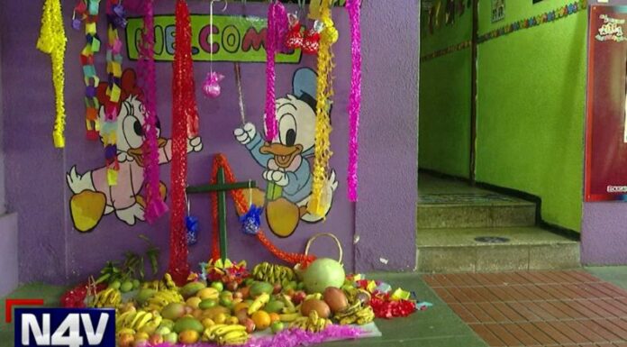 Los comerciantes de los diferentes mercados ofrecen variedad de productos para adornar en el Día de la Cruz.