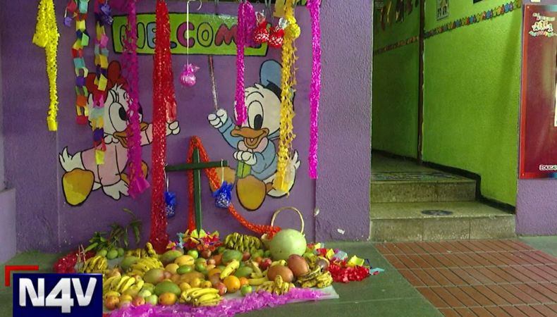 Los comerciantes de los diferentes mercados ofrecen variedad de productos para adornar en el Día de la Cruz.