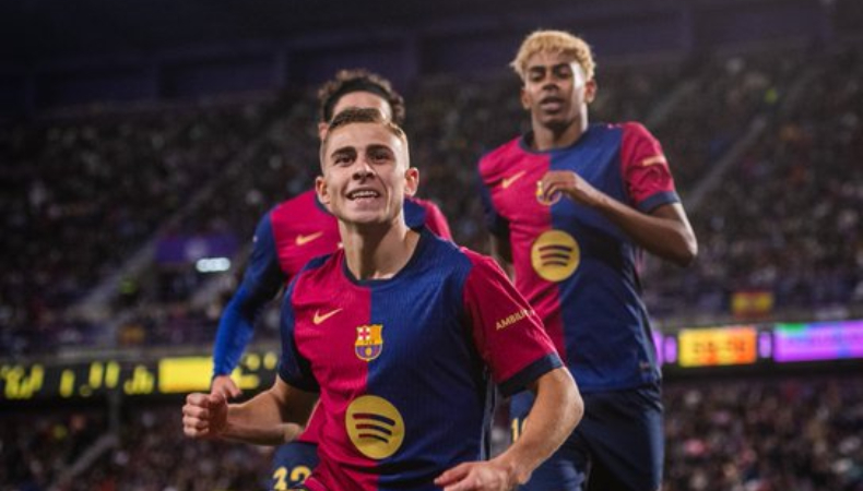 Barcelona remontó para vencer al descendido Valladolid y amplió provisionalmente a siete puntos la ventaja sobre el Real Madrid.