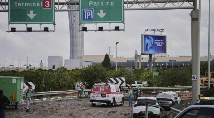 Seis personas resultaron heridas cuando un misil impactó dentro del perímetro del principal aeropuerto de Israel.