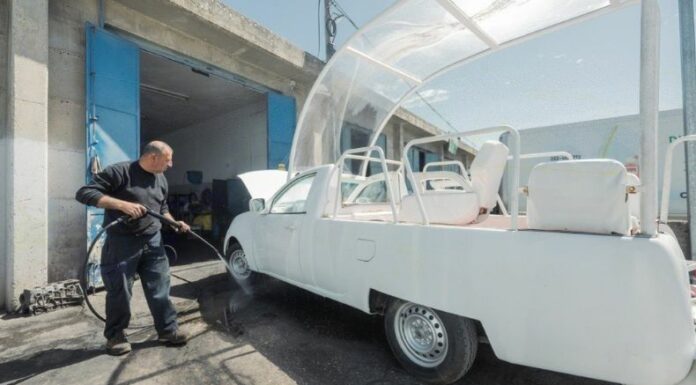 El papamóvil reacondicionado se convierte en símbolo de esperanza y una llamada urgente a la solidaridad global.