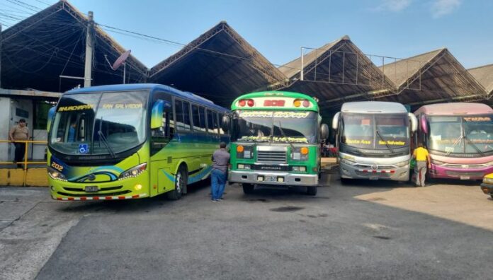 Presidente Bukele anuncia transporte público gratuito por cierre en Los Chorros El transporte público será gratuito del 5 al 11 de mayo en todo el país debido al cierre en la carretera Los Chorros.