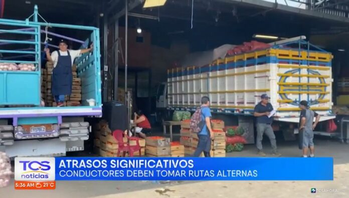 Comercio en mercado La Tiendona afectado por cierre en Los Chorros El cierre en Los Chorros ha afectado a comerciantes de La Tiendona, ya que los productos llegan con horas de retraso.