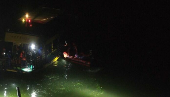 10 fallecidos y 70 heridos en naufragio de barcos en China El presidente de China, Xi Jinping, pidió “esfuerzos totales” en las tareas de búsqueda y rescate de los heridos.