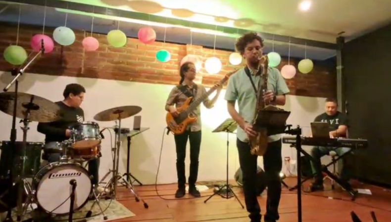 Un cuarteto de jazz de músicos profesionales habla de los retos que ha enfrentado y cómo ha superado las barreras.