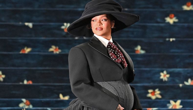 Con un look de alta costura Rihanna confirma su tercer embarazo Con una revelación silenciosa pero contundente, Rihanna impresionó tanto a los asistentes como a sus fans con un look que hablaba por sí solo.