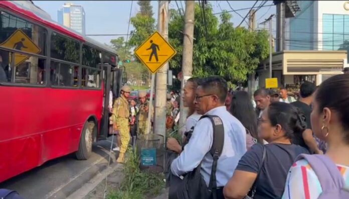 Presidente Bukele suma delito de peculado a transportistas que no acaten la gratuidad del servicio El presidente Nayib Bukele señala irregularidades en el servicio del transporte gratuito, pese a que se ha pagado del 5 al 11 de mayo el derecho de gratuidad.