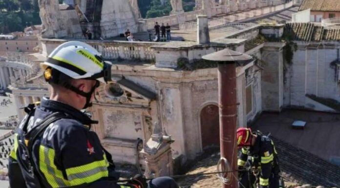 Los fieles católicos del mundo esperan el momento de la fumata y en el que se escuche el tradicional anuncio: “Habemus Papam”.