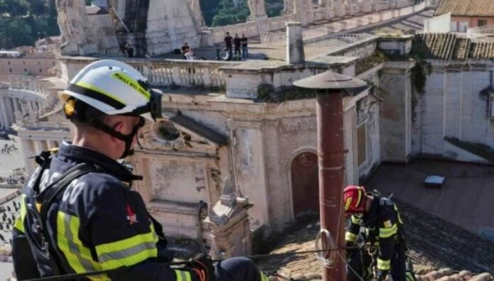 Mundo atento a la fumata ¿cuándo se sabrá si hay nuevo Papa Los fieles católicos del mundo esperan el momento de la fumata y en el que se escuche el tradicional anuncio: “Habemus Papam”.