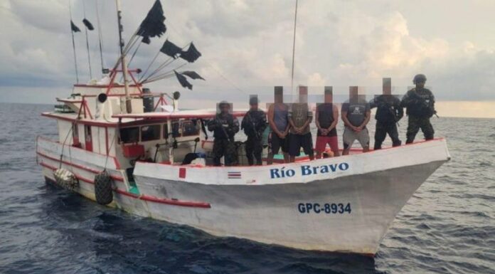 La droga era transportada en una embarcación pesquera y fue interceptada al suroeste de la Bocana El Cordoncillo.