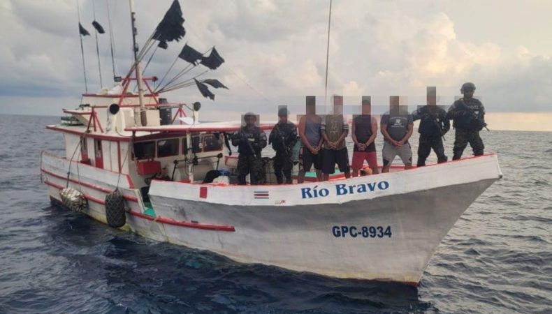 La droga era transportada en una embarcación pesquera y fue interceptada al suroeste de la Bocana El Cordoncillo.
