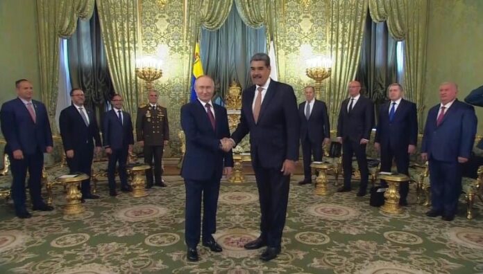 Maduro se reúne con Putin y anticipa impulso nuevo en relaciones con Rusia Nicolás Maduro se reunió con Putin y anticipó un “impulso nuevo” en las relaciones entre su país y Rusia.